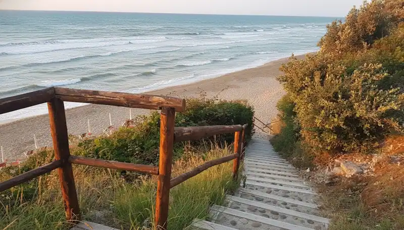 Spiaggia dei Cento Scalini o delle Tufare — San Menaio