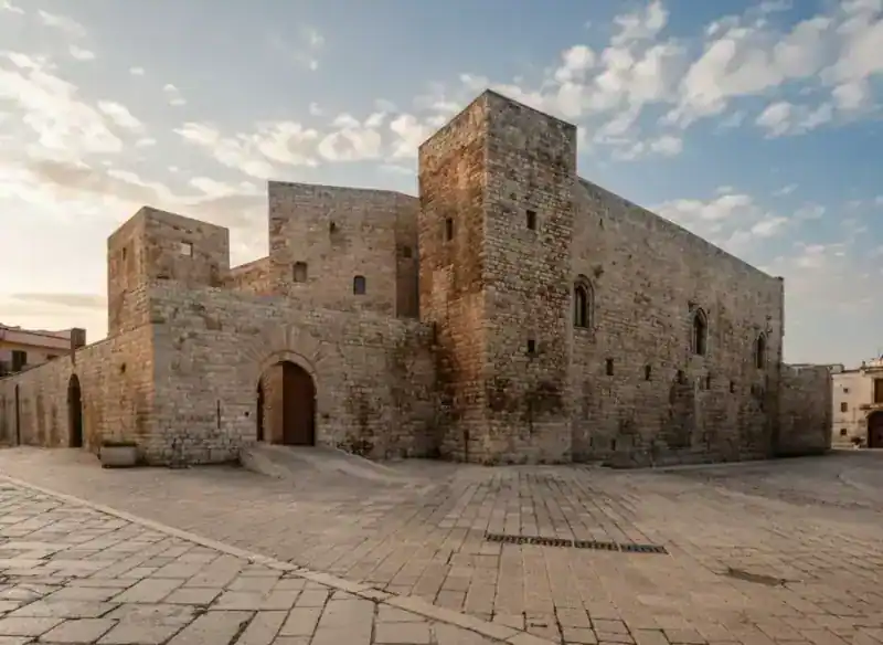 Normannisch-Staufische Burg Sannicandro di Bari