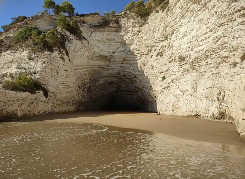 Grotta Mezza Campana — Vieste