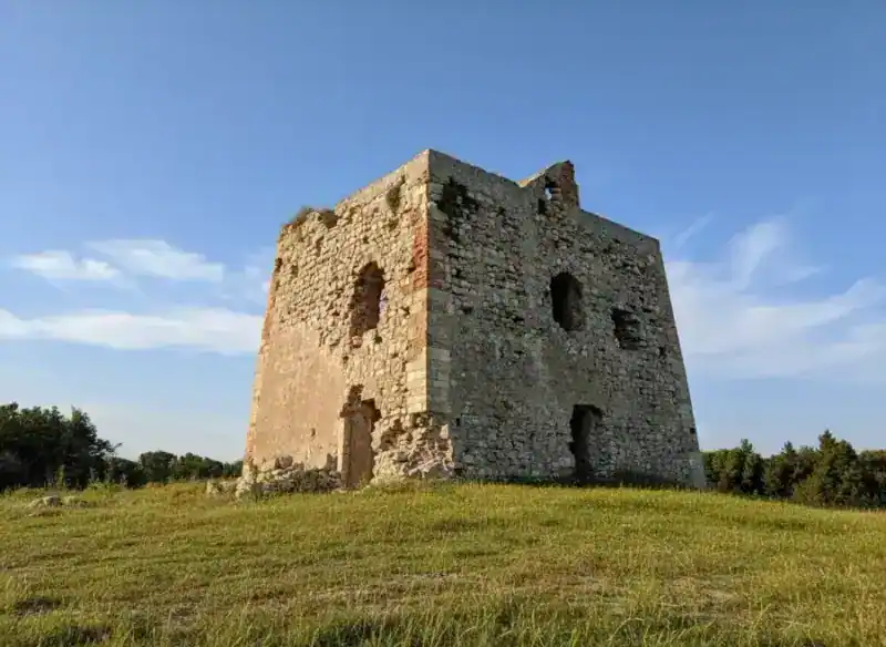 Torre Scampamorte: Lesina's Coastal Sentinel