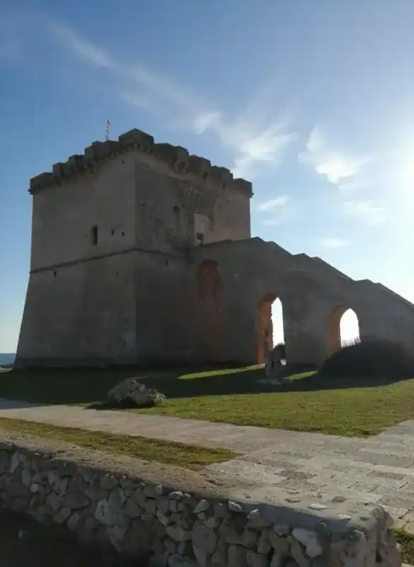 Castello di Cellino San Marco : Forteresse Médiévale